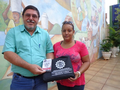 ENTREGA MATERIAL ESCOLAR 2014