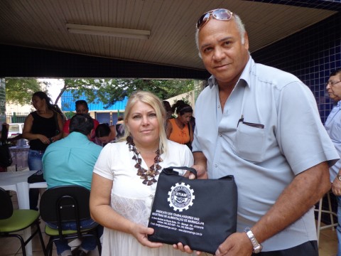 ENTREGA MATERIAL ESCOLAR 2014