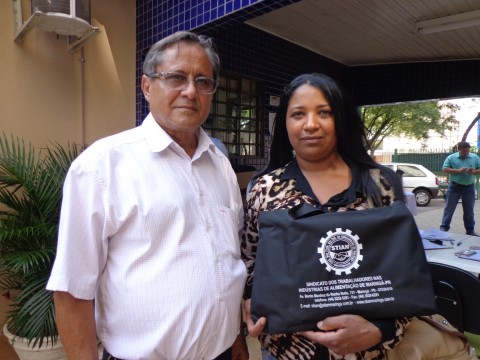 ENTREGA MATERIAL ESCOLAR 2014