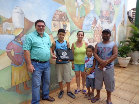 ENTREGA MATERIAL ESCOLAR 2014