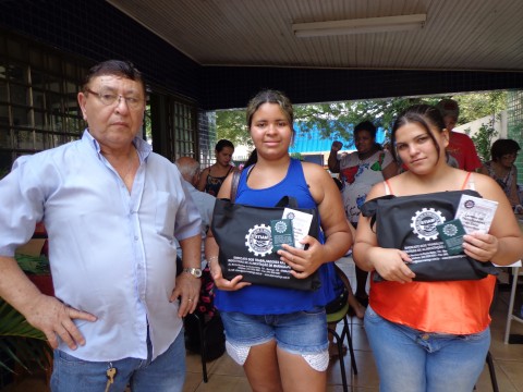 ENTREGA MATERIAL ESCOLAR 2014