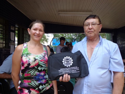 ENTREGA MATERIAL ESCOLAR 2014