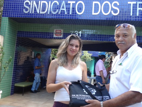 ENTREGA MATERIAL ESCOLAR 2015
