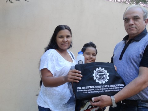 ENTREGA MATERIAL ESCOLAR 2015